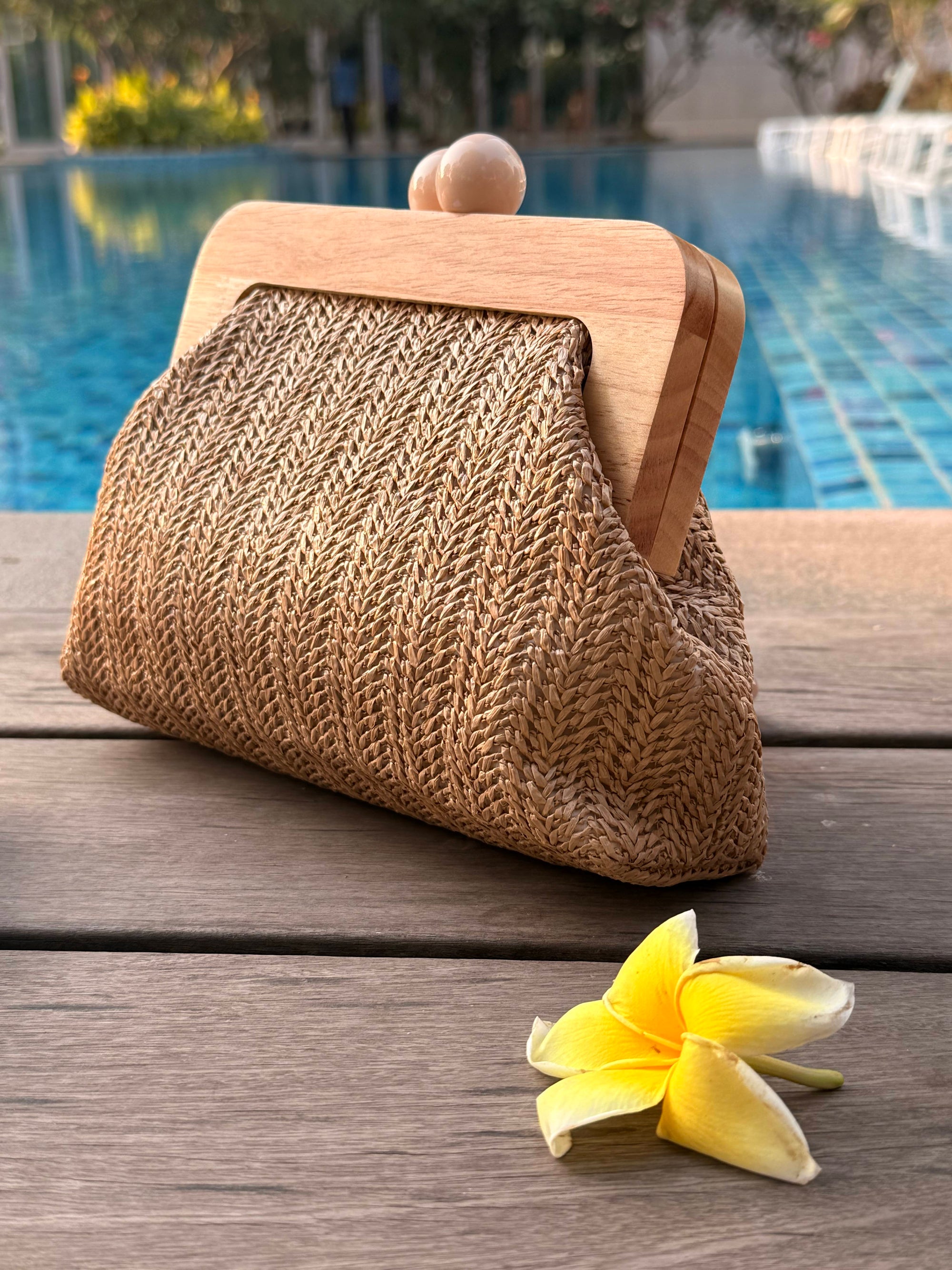 TERRA WEAVE CLUTCH APRICOT