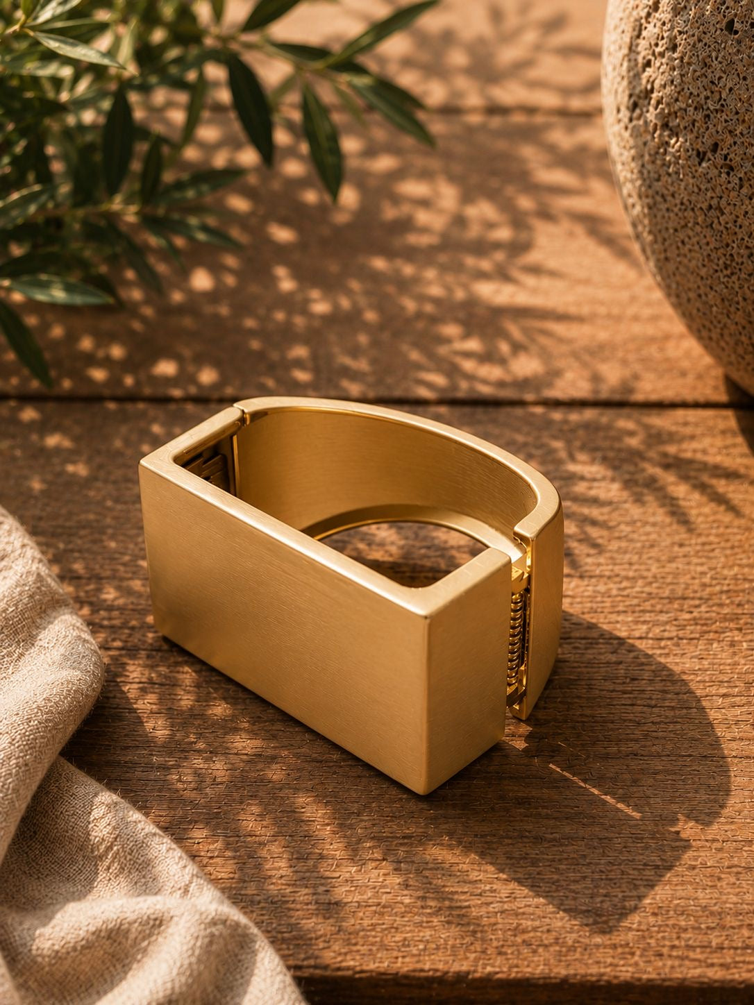 SOLIS SCULPTED MATT GOLD CUFF