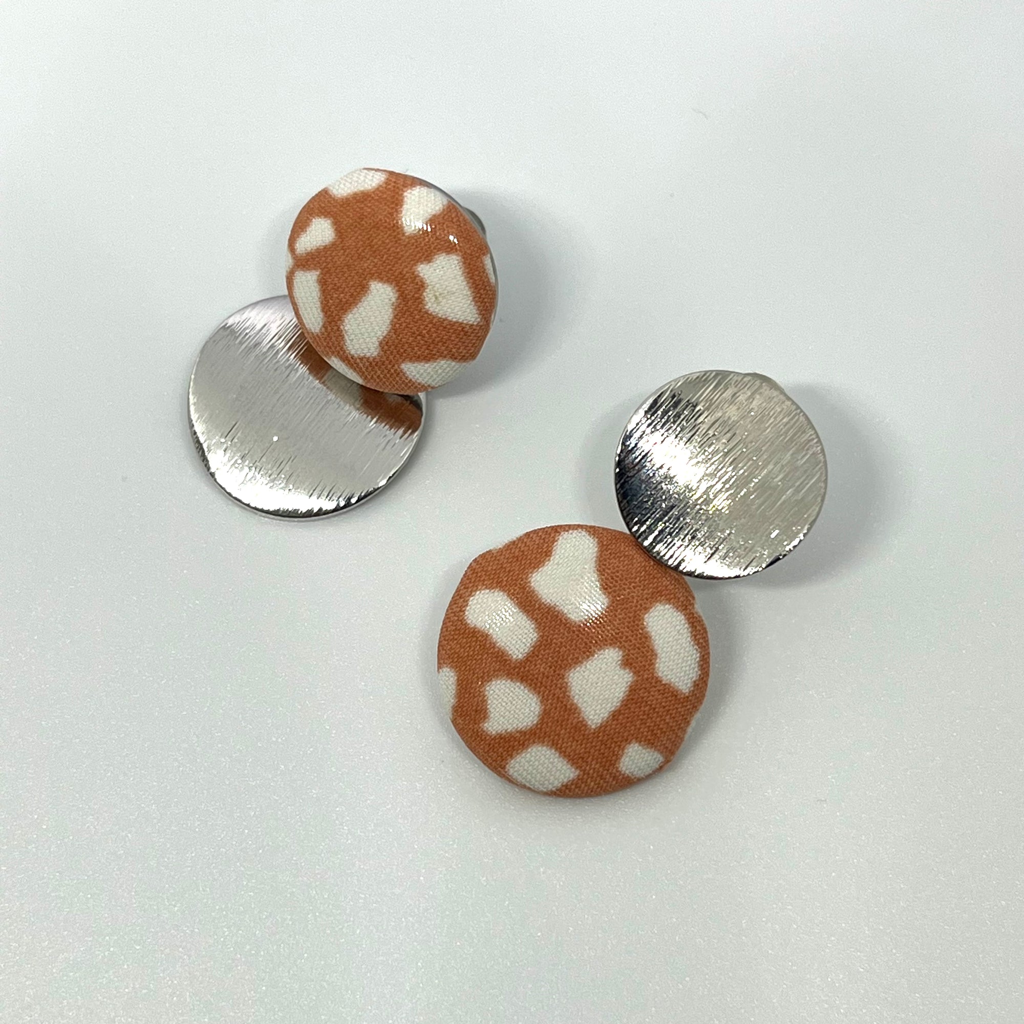 VERA MISMATCHED PEACH & WHITE EARRINGS
