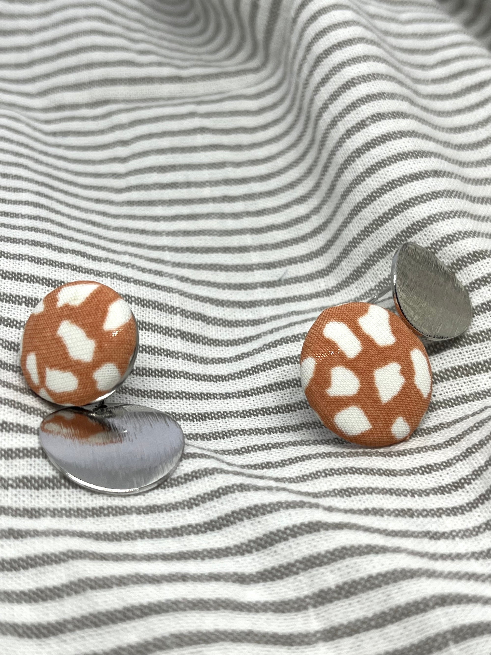 VERA MISMATCHED PEACH & WHITE EARRINGS