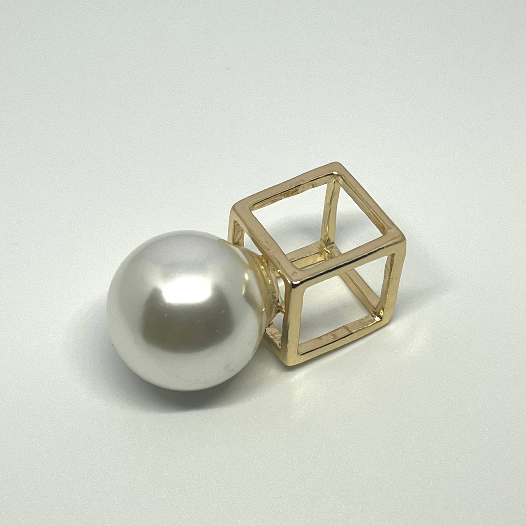 BIG PEARL CUBE RING