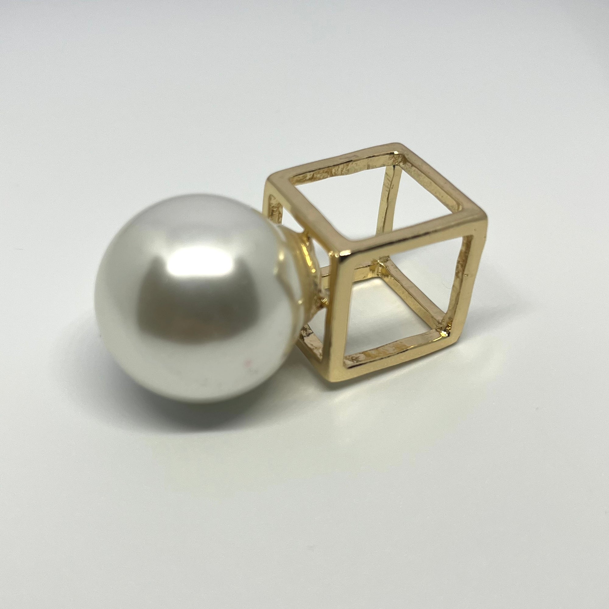BIG PEARL CUBE RING