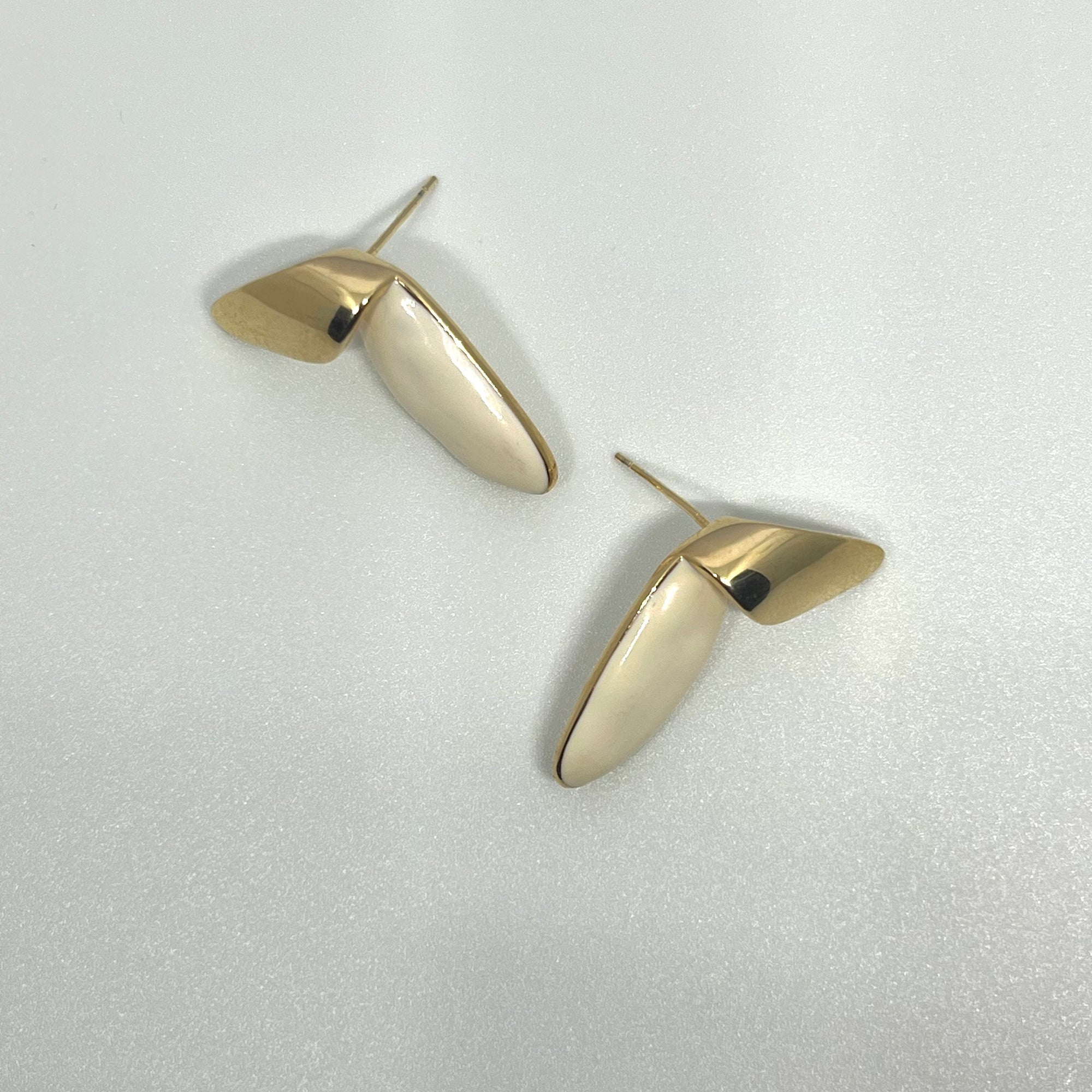 WHITE GOLD FOLD EARRINGS