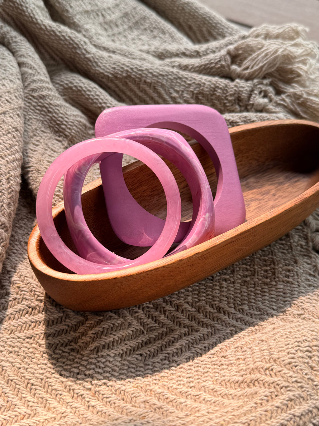 MAUVE RESIN BRACELET STACK