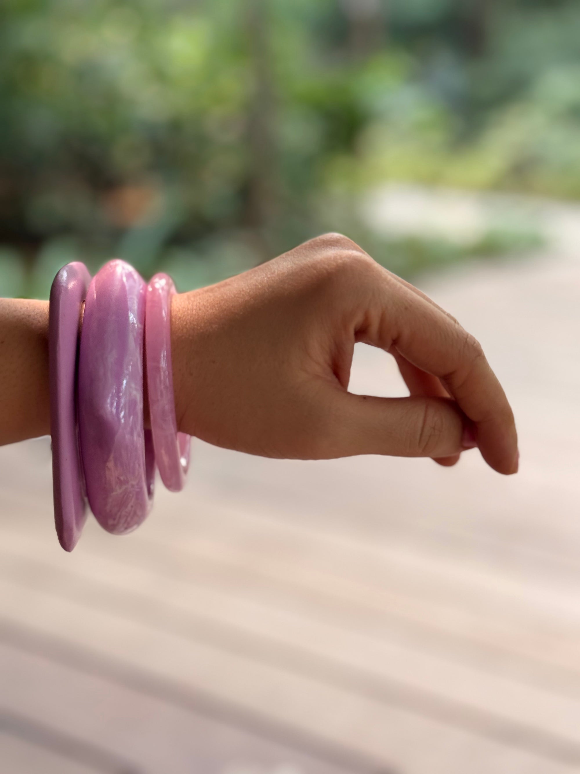 MAUVE RESIN BRACELET STACK