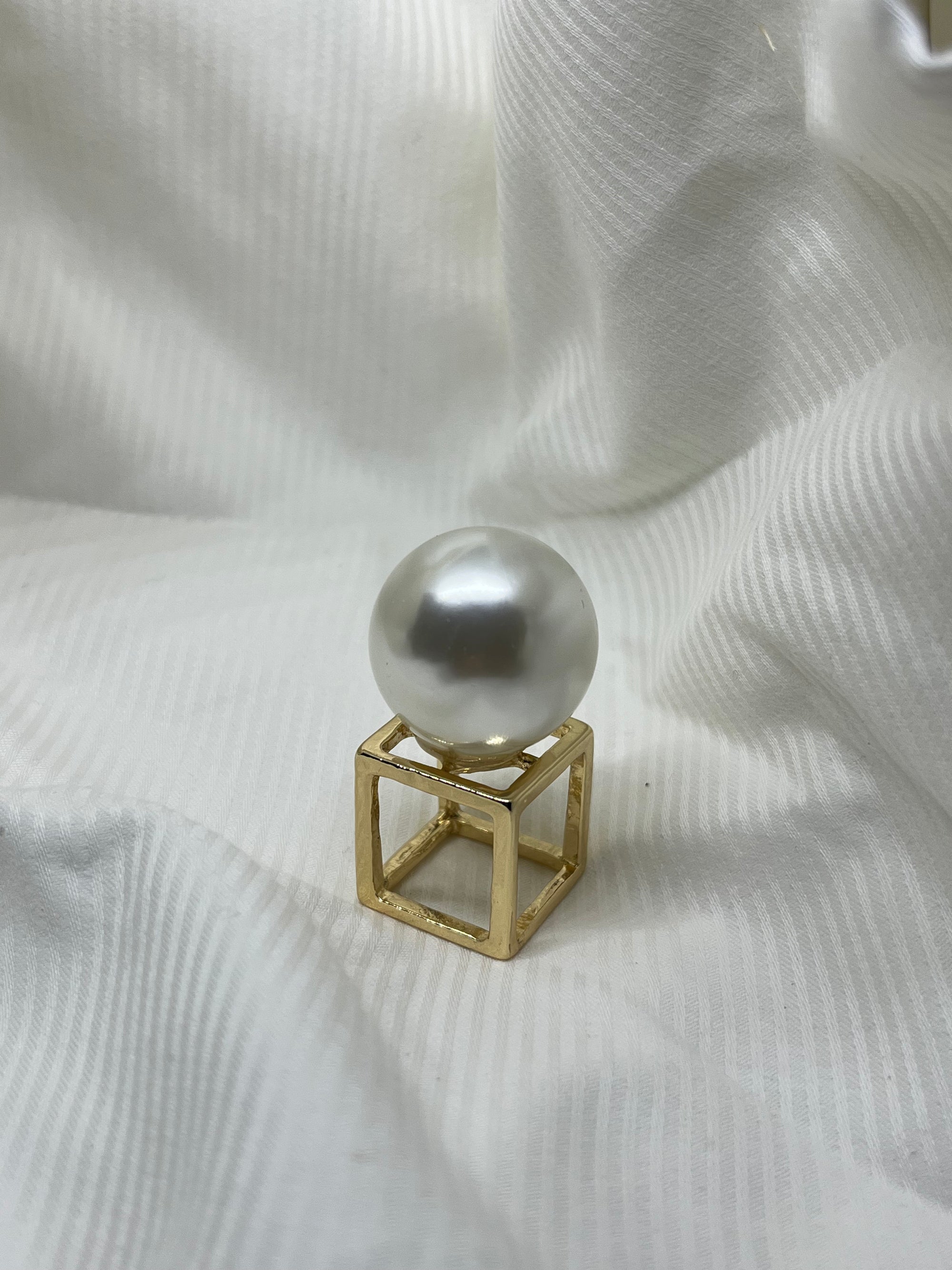 BIG PEARL CUBE RING