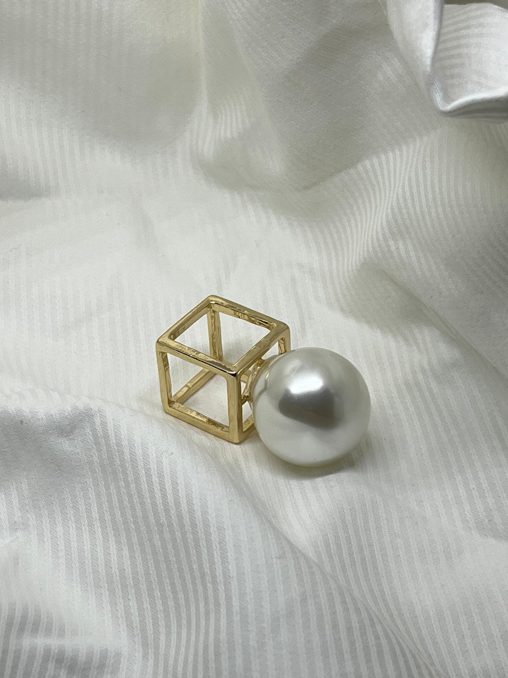 BIG PEARL CUBE RING