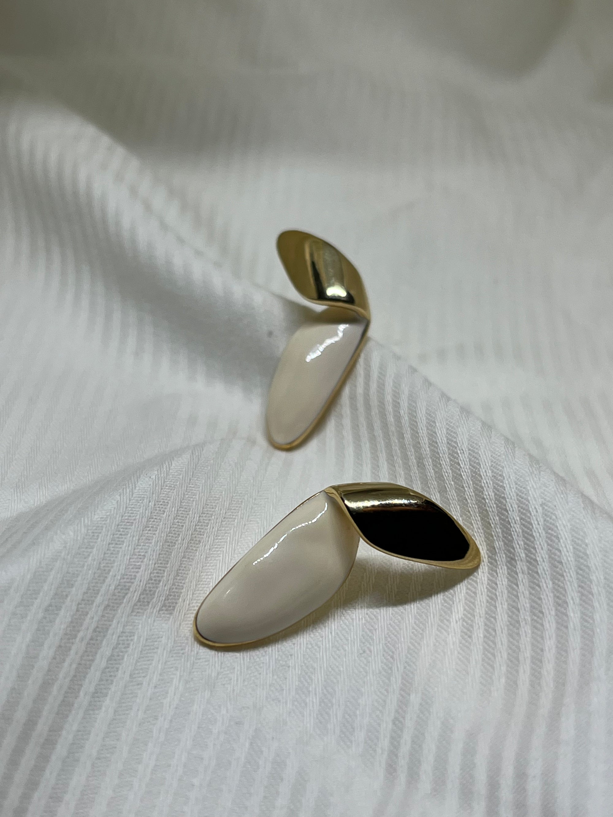 WHITE GOLD FOLD EARRINGS