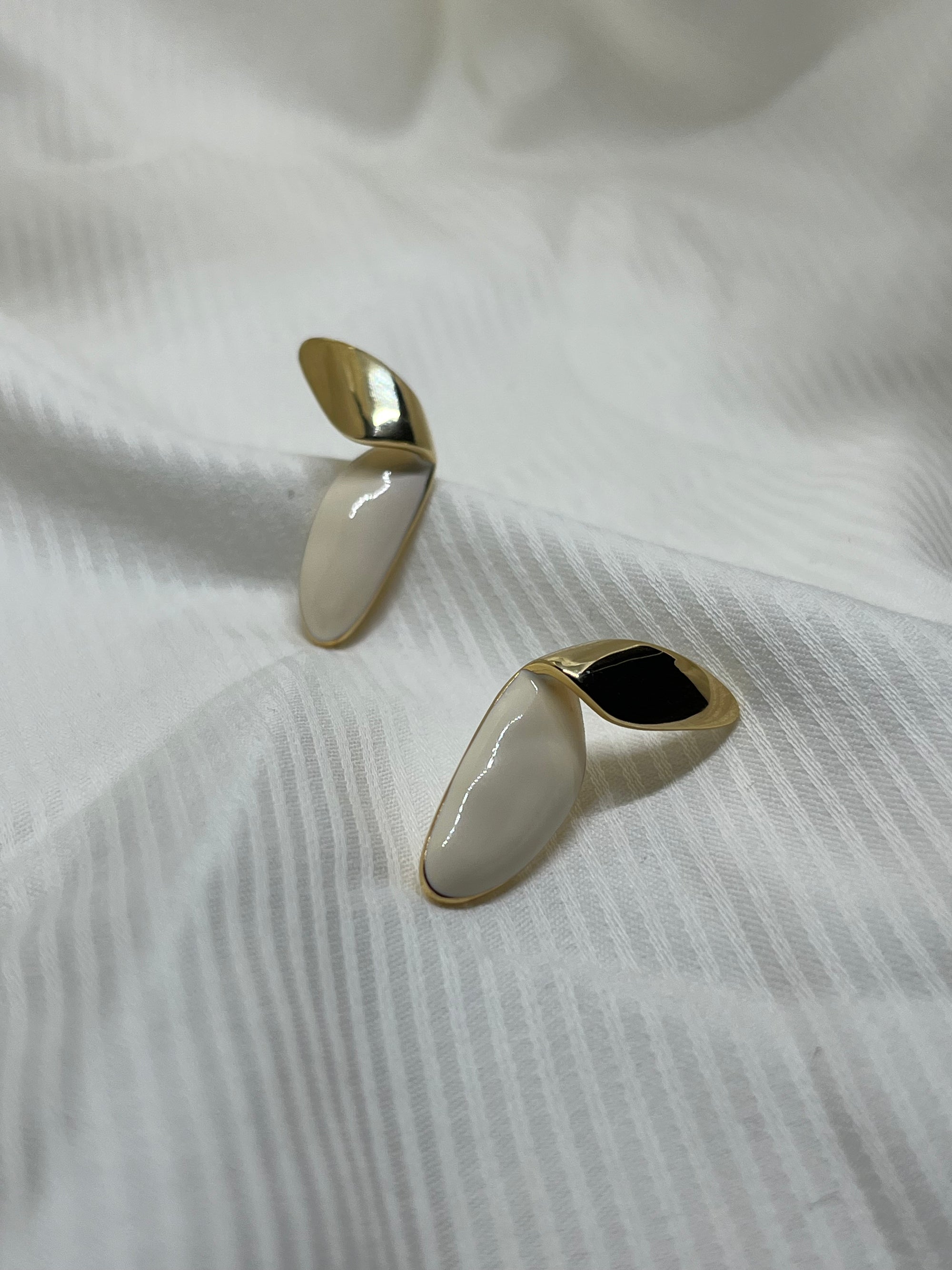 WHITE GOLD FOLD EARRINGS