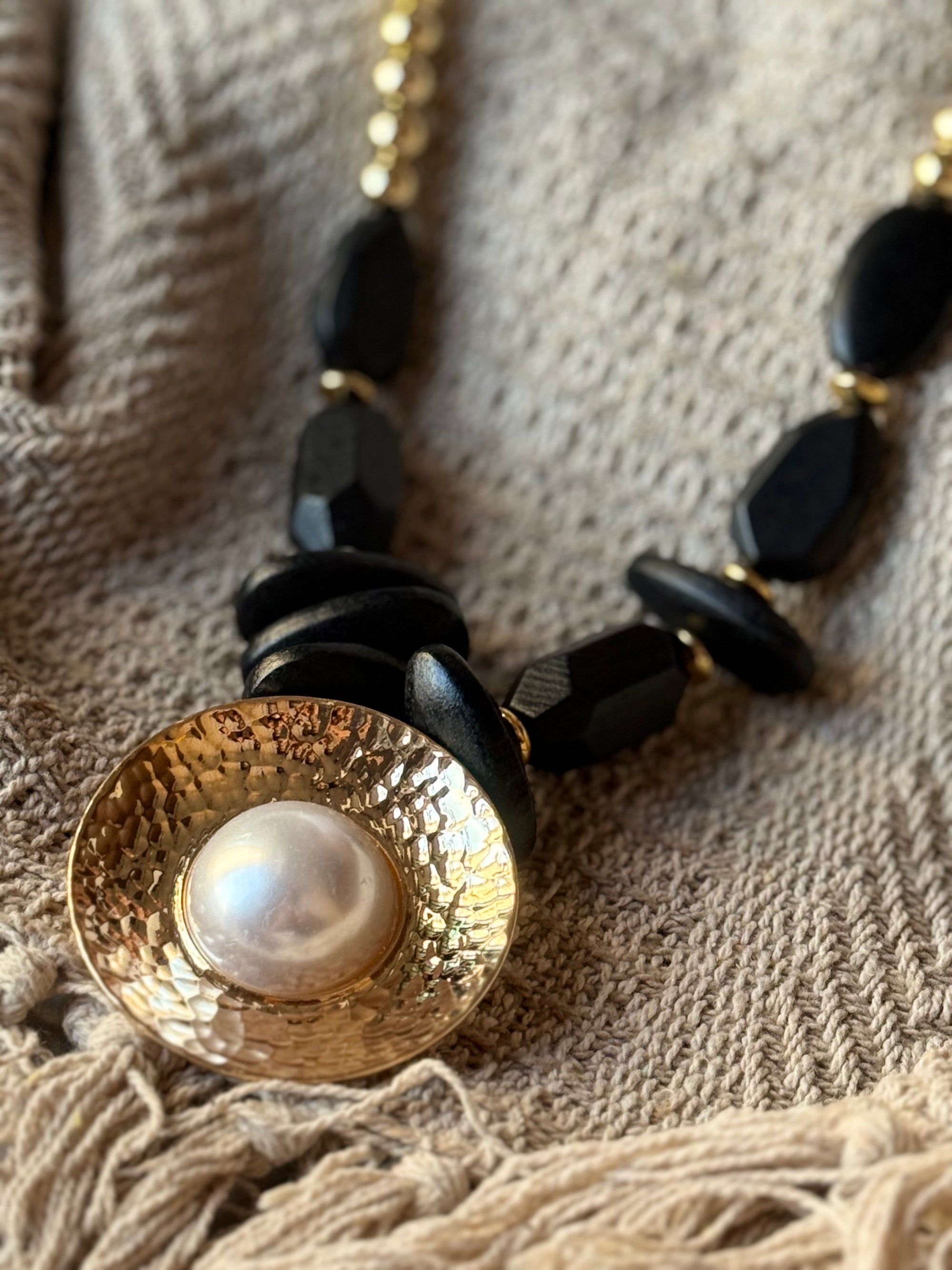 Golden Pearl Noir Necklace