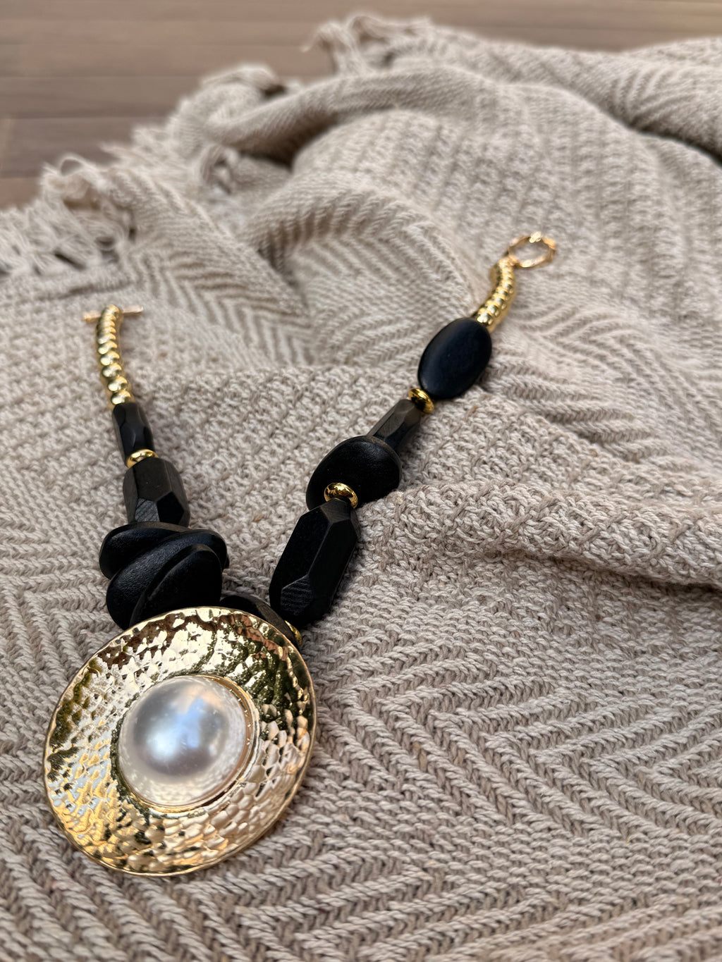 Golden Pearl Noir Necklace
