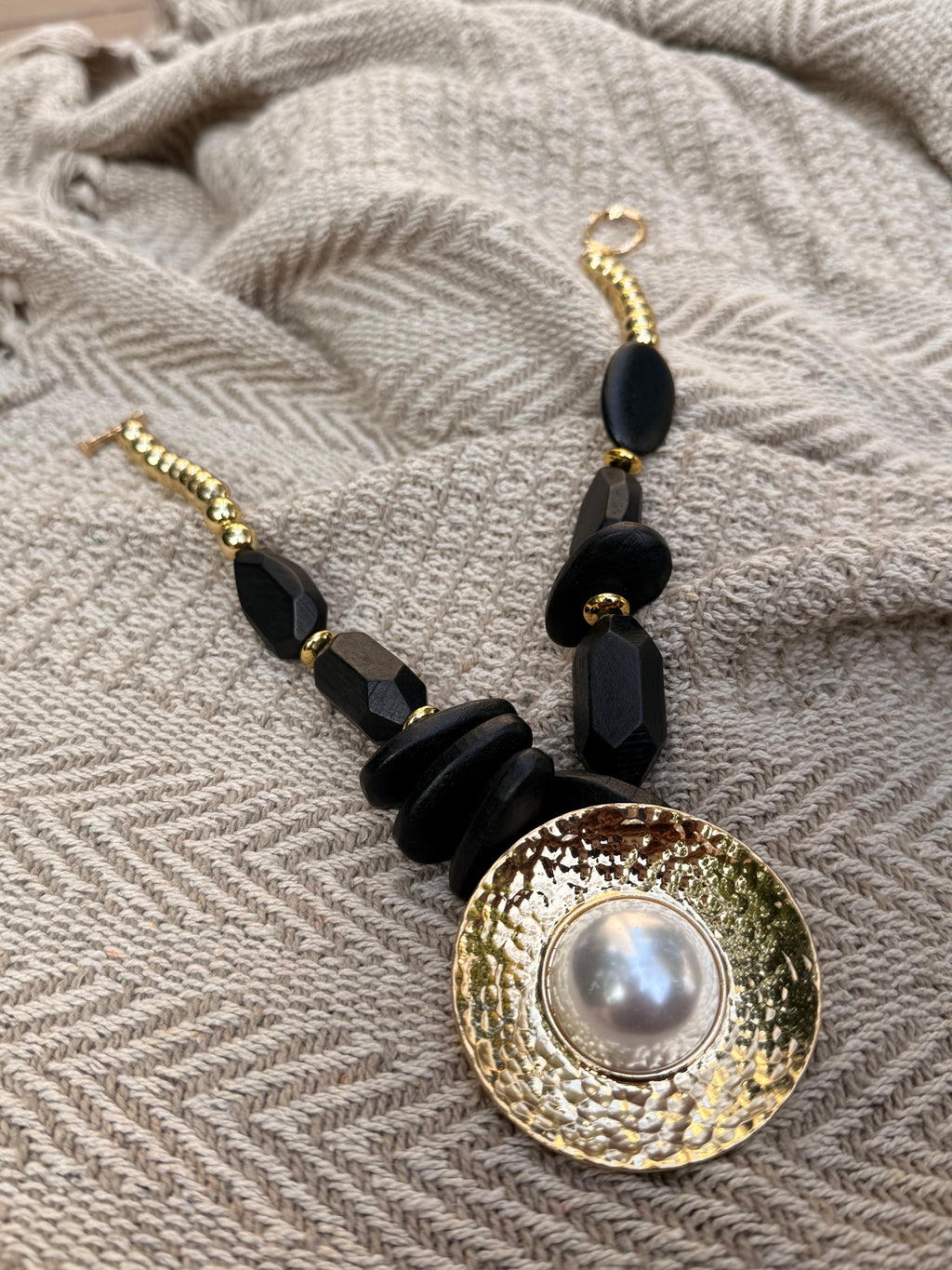 Golden Pearl Noir Necklace
