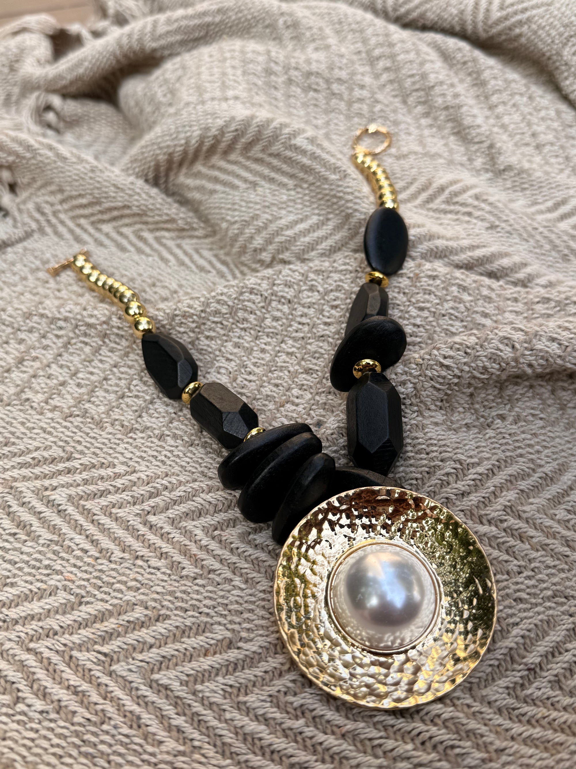 Golden Pearl Noir Necklace