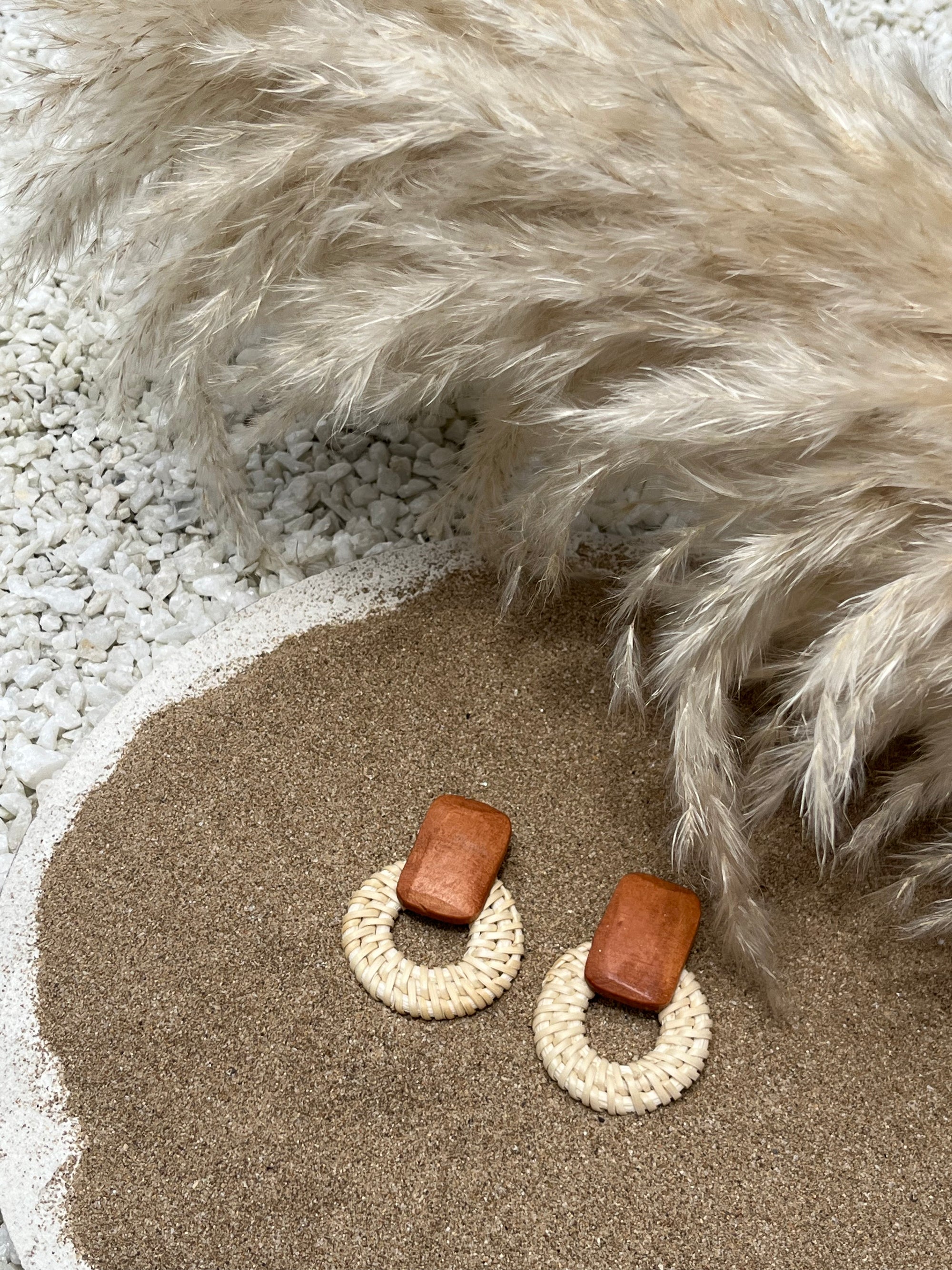 EVI WHITE JUTE EARRINGS